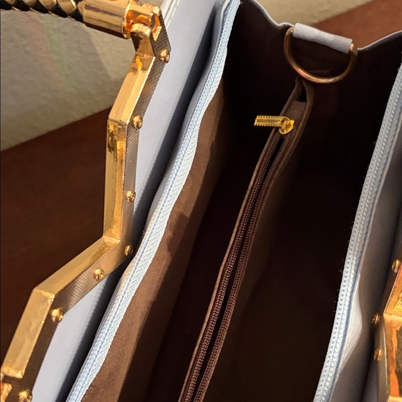 Elegant White Handbag with Gold Accents - Picture 5 of 17